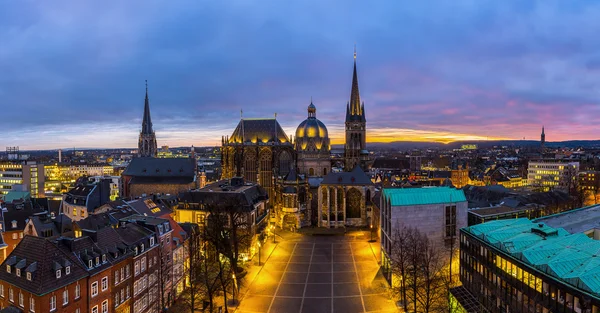 Katedrála v Cáchách v panorama při západu slunce — Stock fotografie