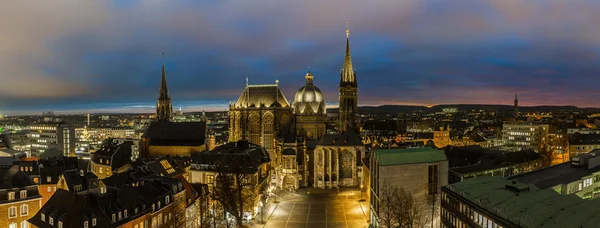 Aachen Kathedrale bei Nacht Panorama — Stockfoto