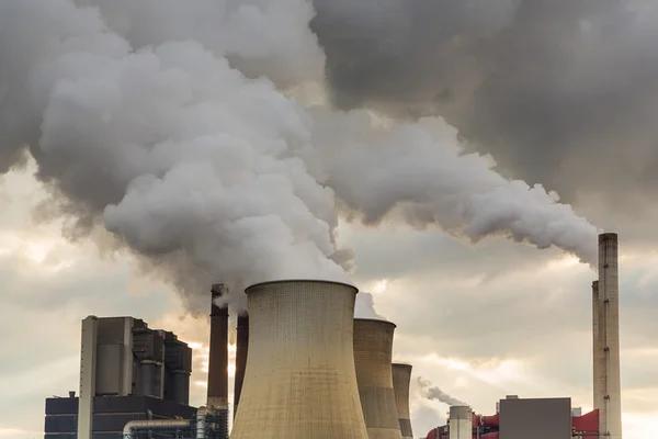 Electricidade fábrica poluição da natureza — Fotografia de Stock