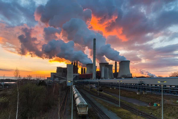 Usina a carvão com céu queimado ao pôr do sol — Fotografia de Stock