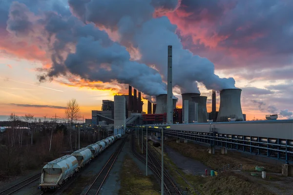 Bruinkool elektriciteitscentrale verontreiniging bij zonsondergang — Stockfoto