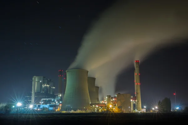 工业燃煤电厂在晚上 — 图库照片