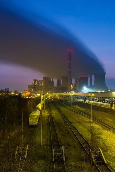 Угольная электростанция ночью — стоковое фото