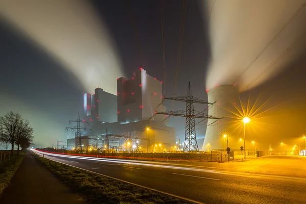 Central eléctrica de carvão à noite — Fotografia de Stock