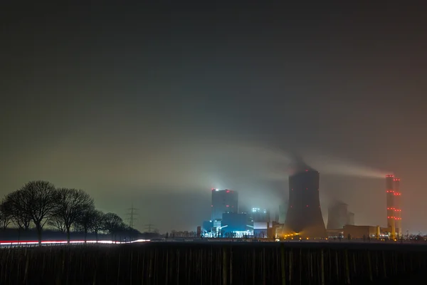 Centrale électrique au charbon de Foggy la nuit — Photo