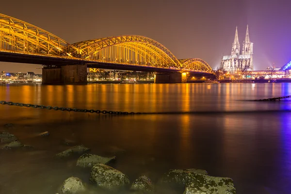 Nachtansicht des Kölner Doms und der Brücke — Stockfoto