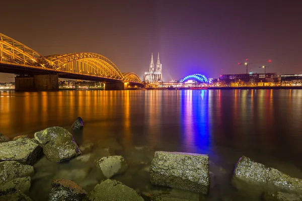 Kolín nad Rýnem noční Panorama s katedrálou — Stock fotografie