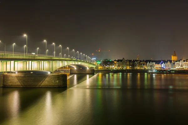 Pont Deutzer dans l'eau de Cologne la nuit — Photo