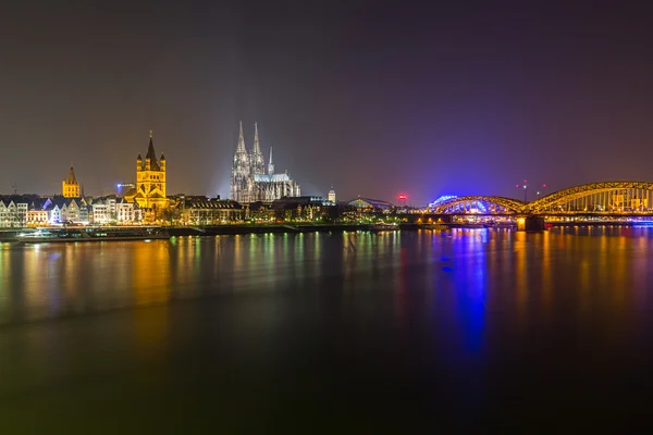 Köln katedral och hohenzollern bron på natten — Stockfoto