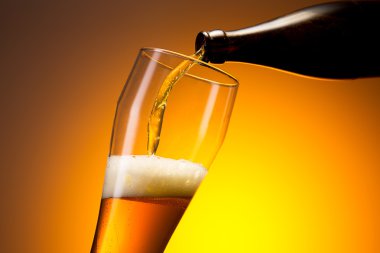 bir şişeden dökme buğday bira