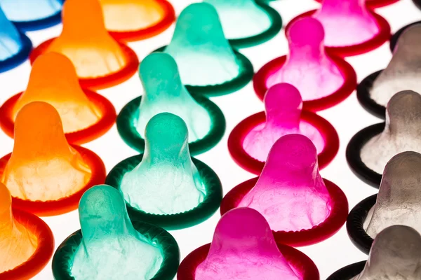 Färgglada kondomer (säkrare sex) — Stockfoto