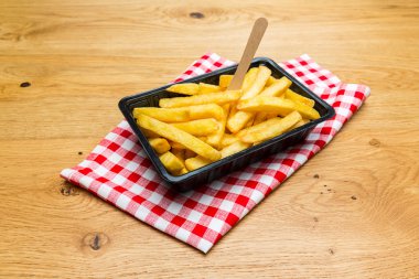 Bir masa örtüsü üzerinde bir kabuk Hollandalı patates kızartması
