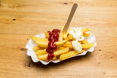 patates kızartması ve ketçap mayonez ile