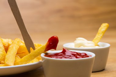 Kızarmış patates ketçap ve mayonez ile 