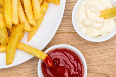 Kızarmış patates kızartması ketçap ve mayonez ile