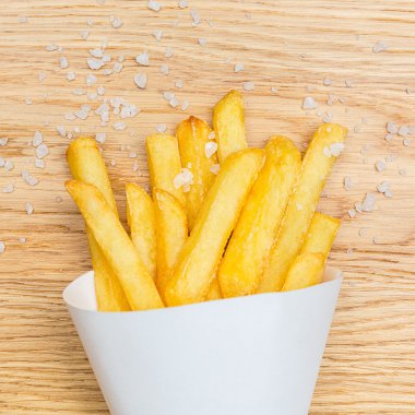 ahşap üzerine tuz ile patates kızartması
