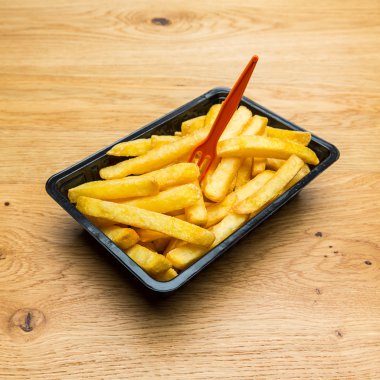 Bir kabuk çatal ile Hollandalı patates kızartması