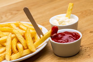 Ketçap ve mayonez ve çatal ile patates kızartması