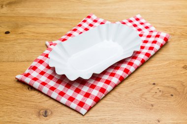 kızarmış patates kabuğu üzerinde bir masa örtüsü