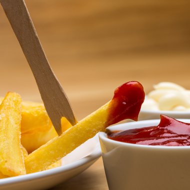 Soslar ve çatal ile patates kızartması