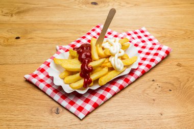 ketçap ve mayonez soslu kızarmış patates