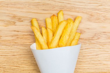 patates kızartması pommes ahşap arka plan üzerinde