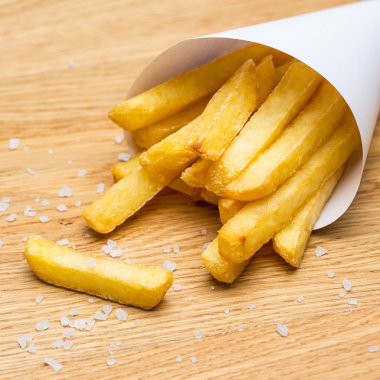 Kızarmış patates tuz ile