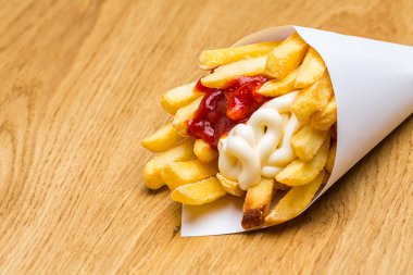 patates kızartması bir torbaya ketçap ve mayonez ile
