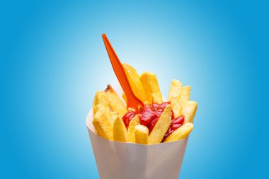 Pommes frites mit ketçap