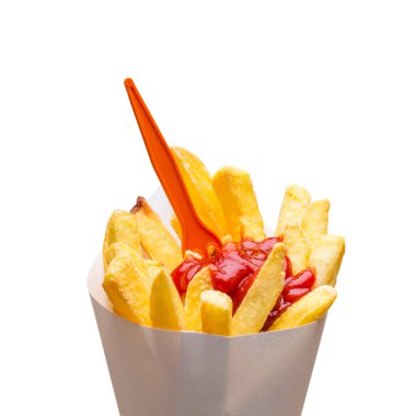 Beyaz ketçap yanında patates kızartması