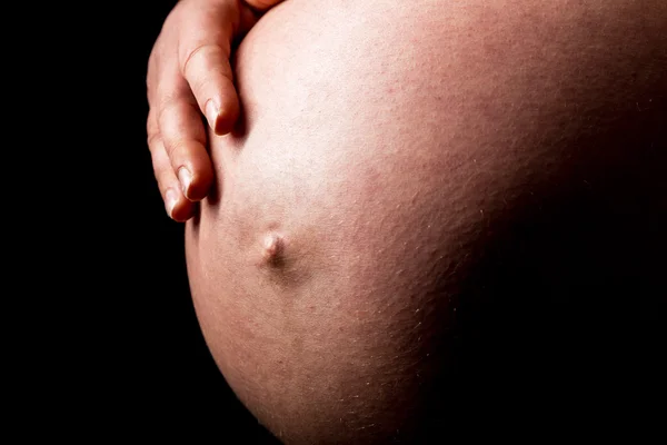 Mulher grávida acariciando sua barriga — Fotografia de Stock