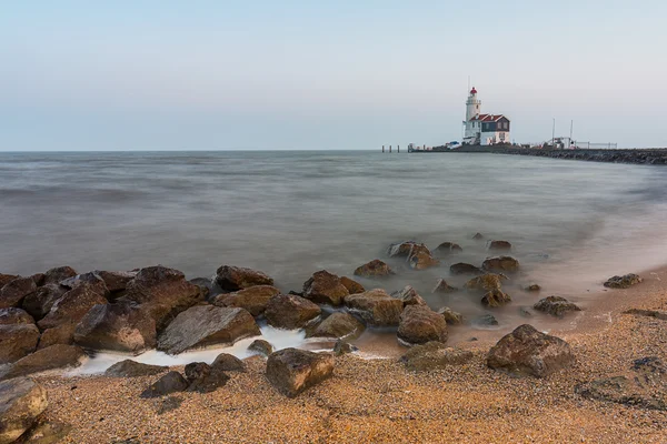 Latarnia morska na kamienistych plaży — Zdjęcie stockowe
