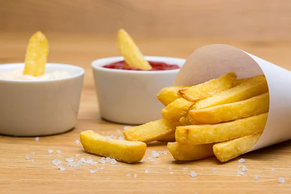 소스와 소금에 절인된 감자 튀김 — 스톡 사진