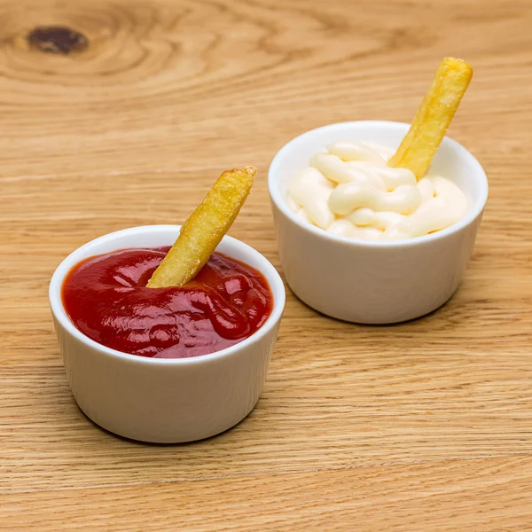 Ketchup und Mayonnaise in Schalen — Stockfoto