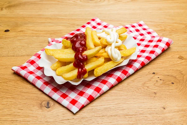 Patatine fritte dorate con ketchup e maionese — Foto Stock