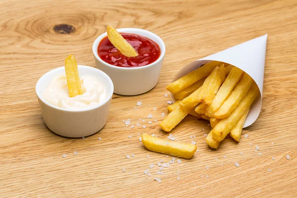 Pommes frites väska med ketchup och majonnäs — Stockfoto
