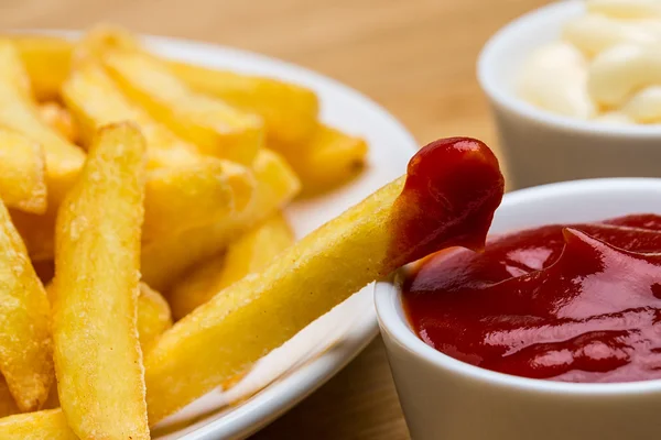Pommes mit Ketchup und Mayo — Stockfoto