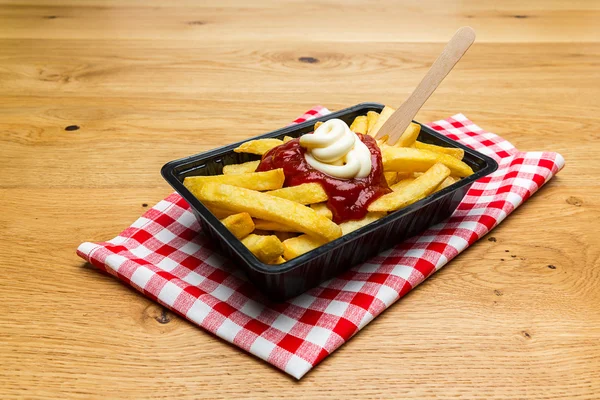 Batatas fritas alemãs com ketchup e maionese — Fotografia de Stock