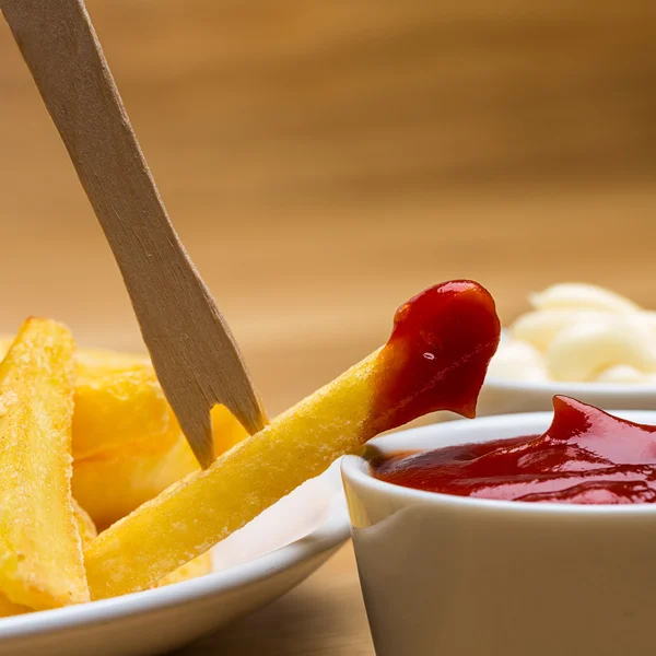 Pommes frites med såser och gaffel — Stockfoto