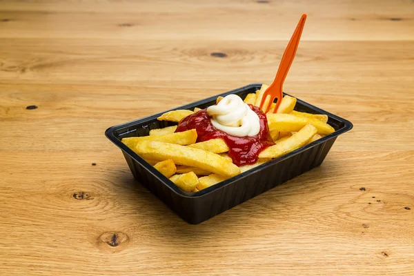 Pommes Frites mit ketchup und mayonnaise — Stock Photo, Image