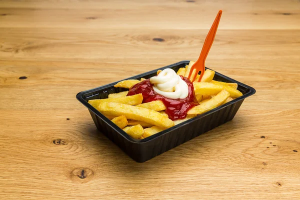 Pommes Frites mit ketçap ve mayonez — Stok fotoğraf