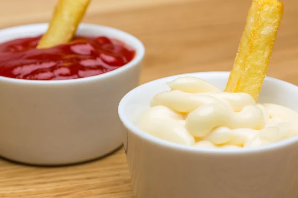 Majonéz, és ketchup a krumplit közelről — Stock Fotó