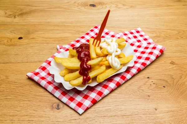 Pommes frites röd - vita tyska pommes — Stockfoto
