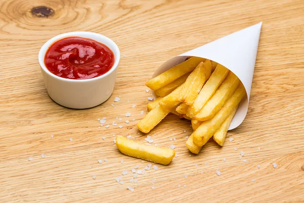 Pommes frites med ketchup i en skal — Stockfoto