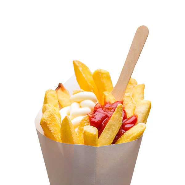 Pommes frites pommes portionr med ketchup och majonnäs — Stockfoto