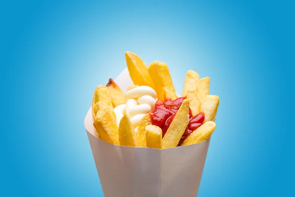 Pommes frites i en påse med majonnäs och ketchup — Stockfoto