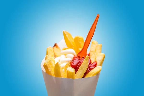 Nederländerna frites med majonnäs och ketchup — Stockfoto