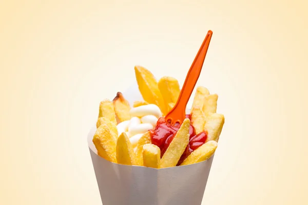 Pommes frites röd - vit med gaffel — Stockfoto
