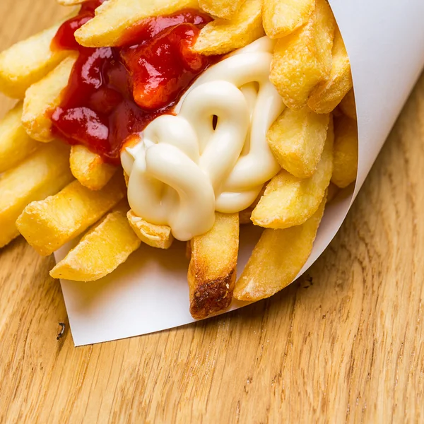 Pommes Pommes rot-weiße Sauce — Stockfoto