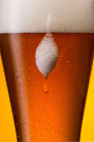 Overflowing wheat beer with waterdrops — Stock Photo, Image